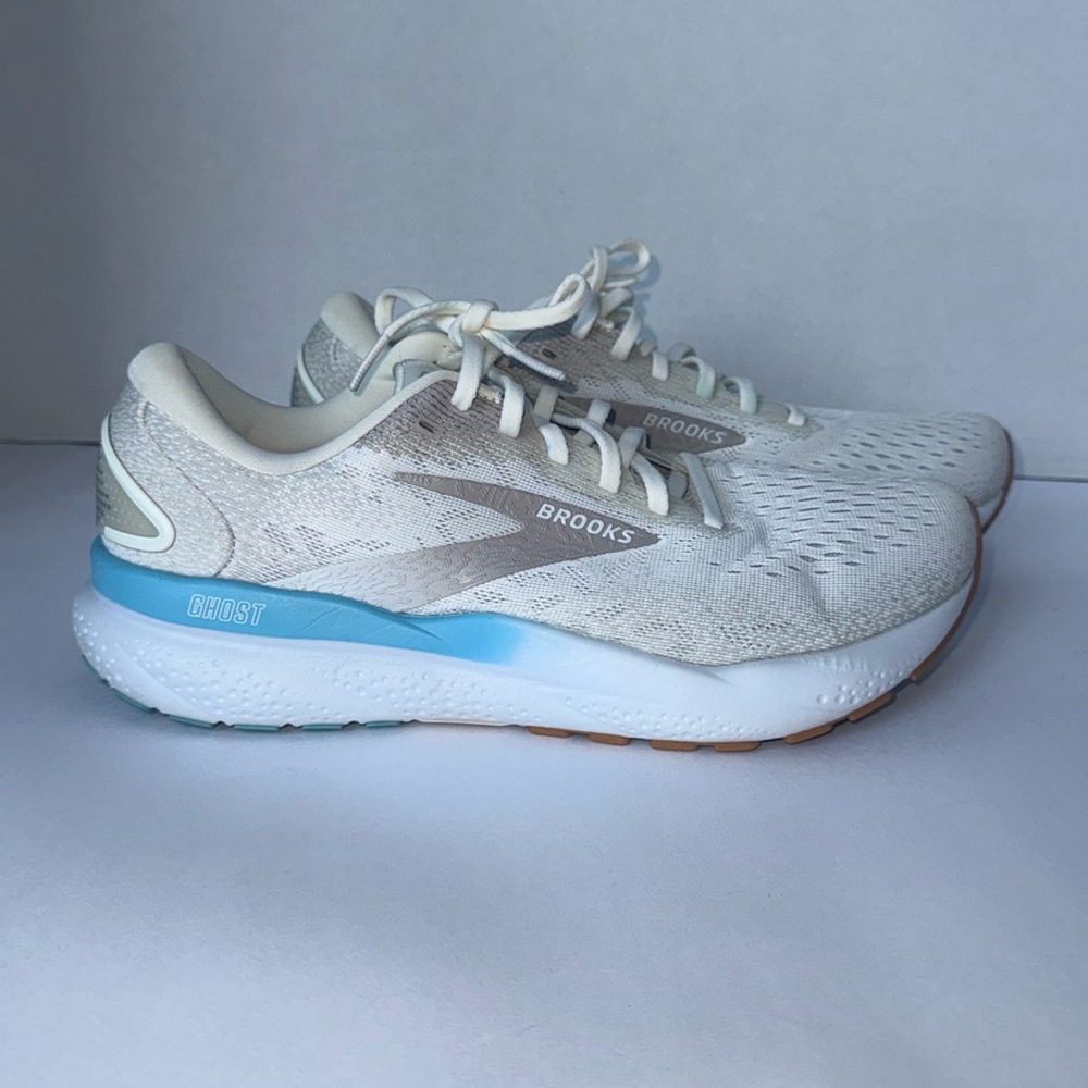 Brooks Women's Cream and Blue Athletic Shoes